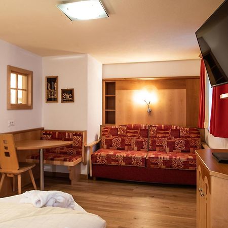 Aktiv- Und Wellnesshotel Traube- Post Curon Venosta Esterno foto