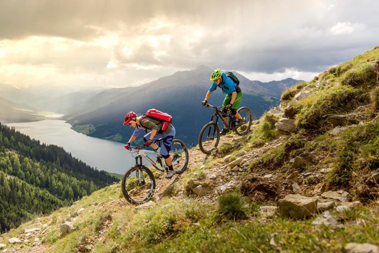 Aktiv- Und Wellnesshotel Traube- Post Curon Venosta Esterno foto
