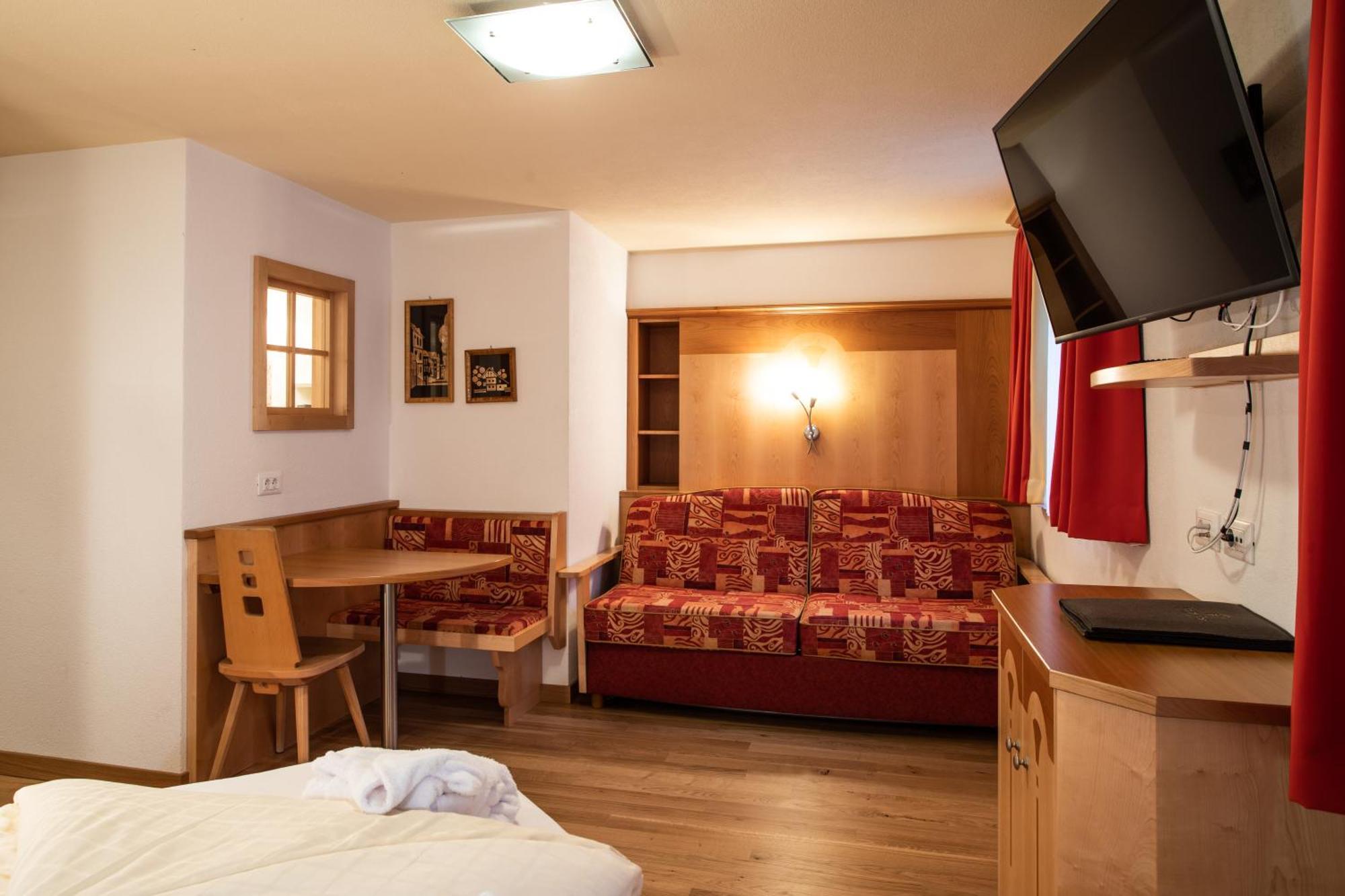 Aktiv- Und Wellnesshotel Traube- Post Curon Venosta Esterno foto