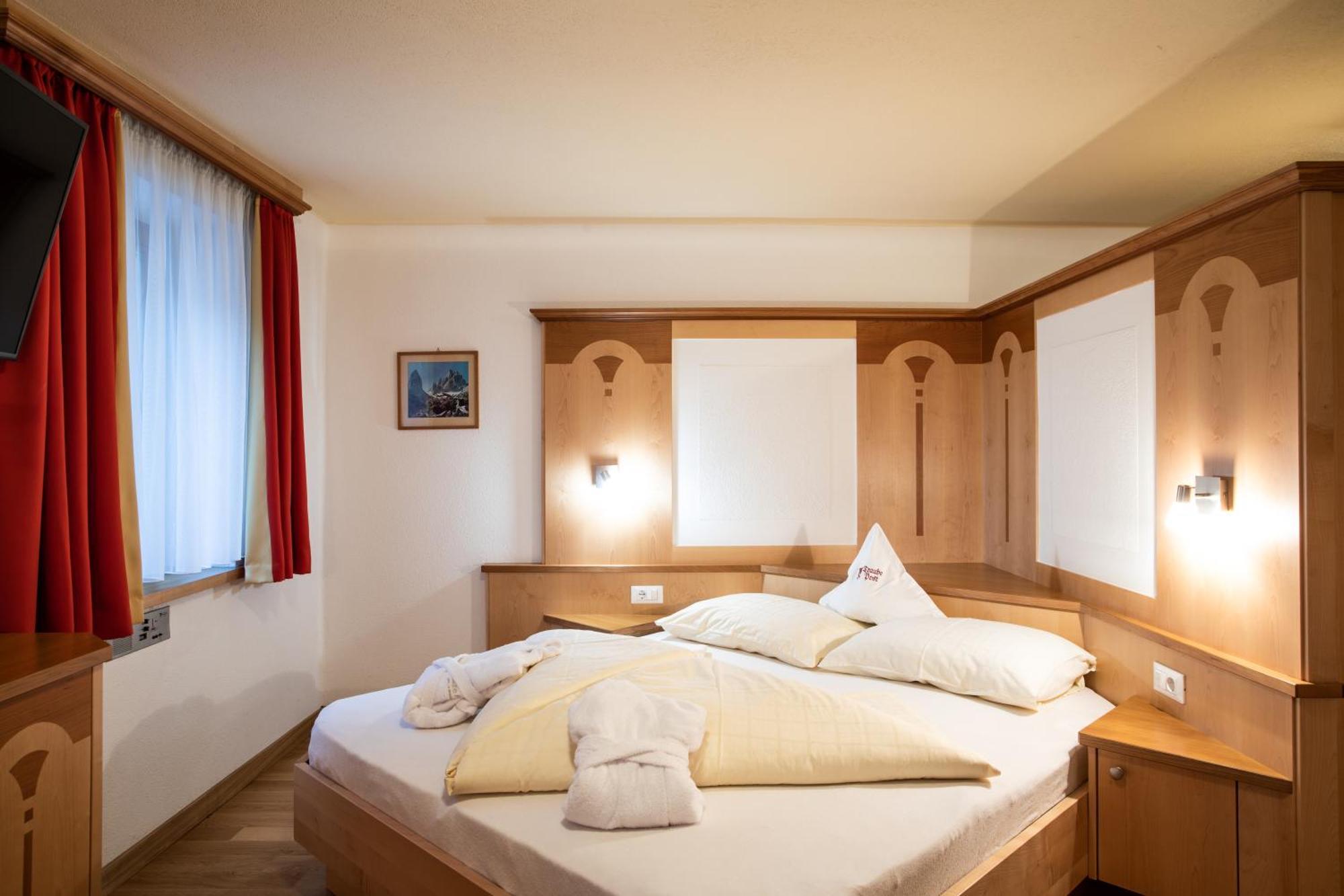 Aktiv- Und Wellnesshotel Traube- Post Curon Venosta Esterno foto