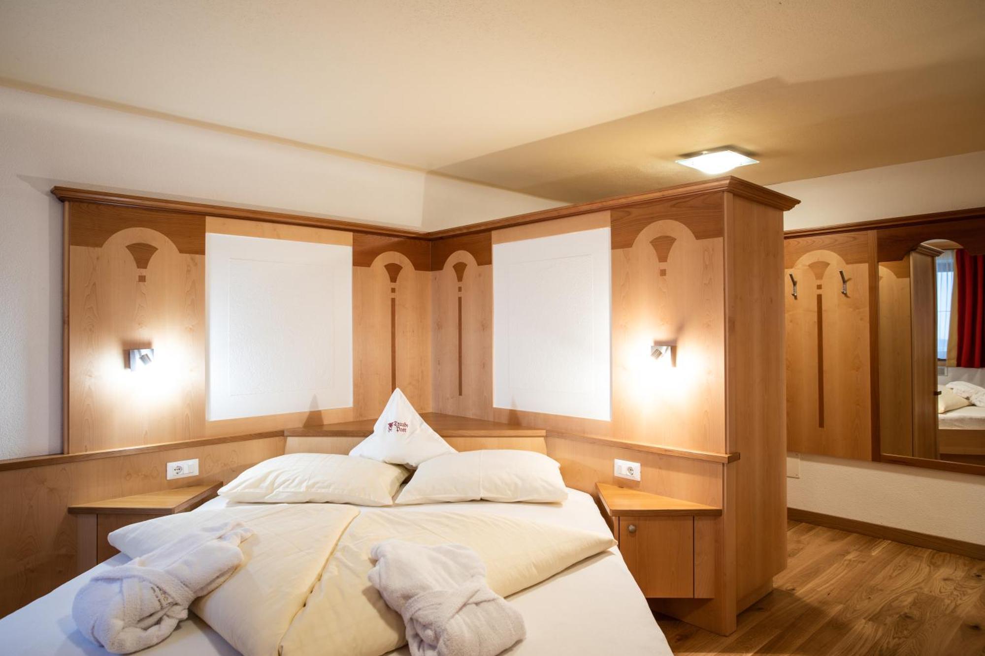 Aktiv- Und Wellnesshotel Traube- Post Curon Venosta Esterno foto