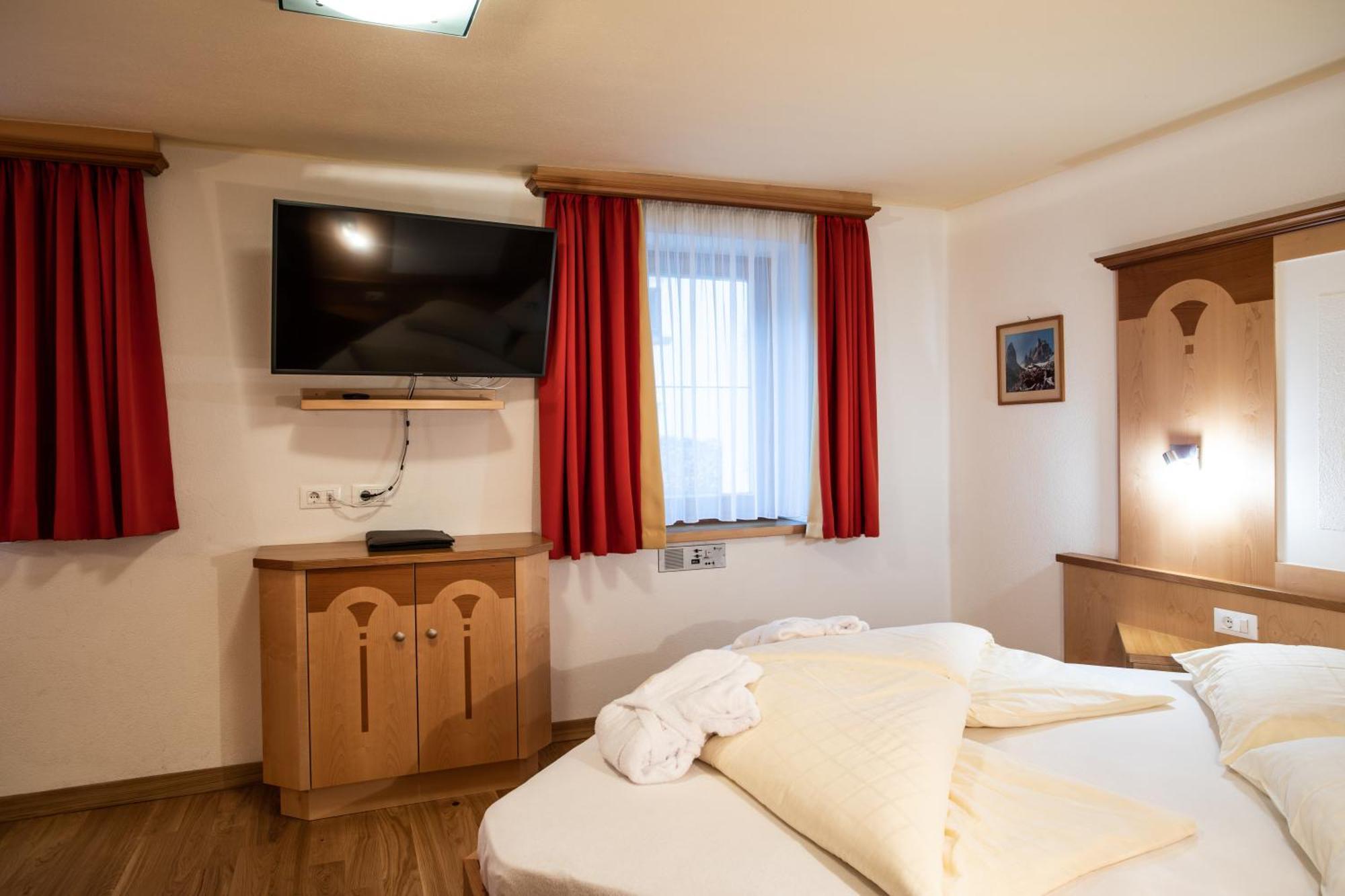 Aktiv- Und Wellnesshotel Traube- Post Curon Venosta Esterno foto