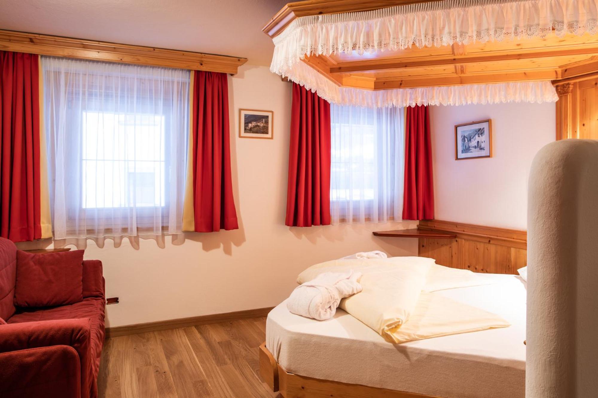 Aktiv- Und Wellnesshotel Traube- Post Curon Venosta Esterno foto