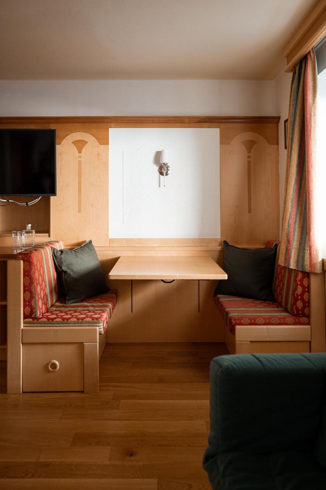 Aktiv- Und Wellnesshotel Traube- Post Curon Venosta Esterno foto