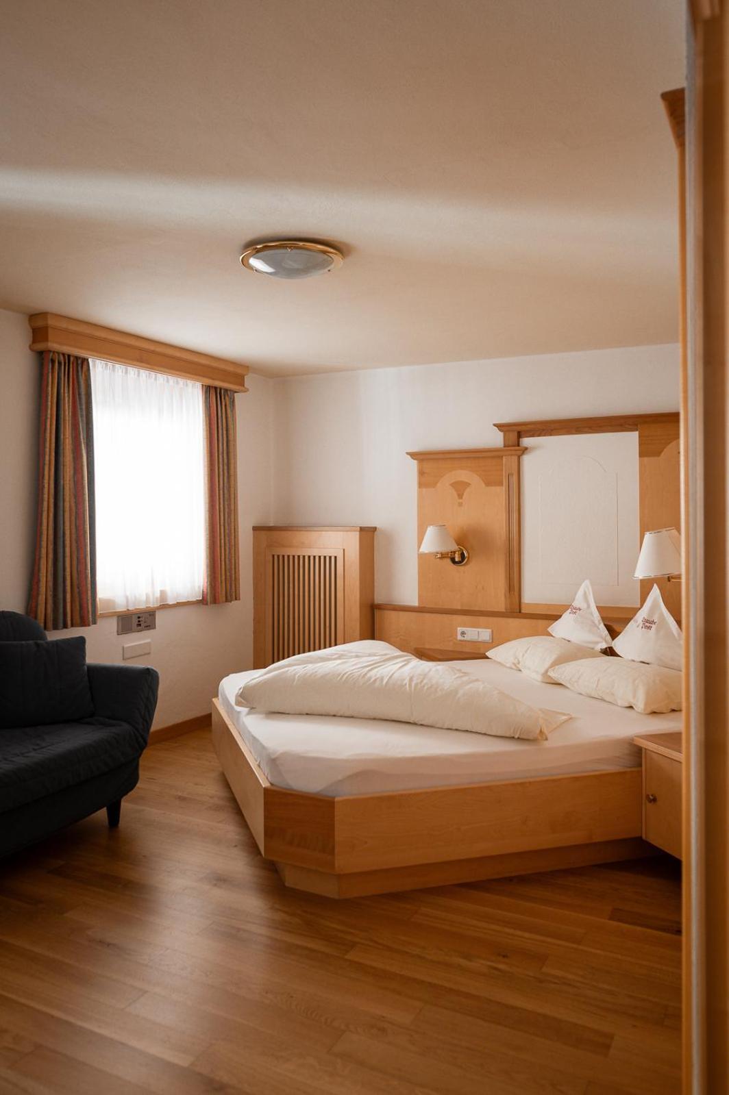 Aktiv- Und Wellnesshotel Traube- Post Curon Venosta Esterno foto
