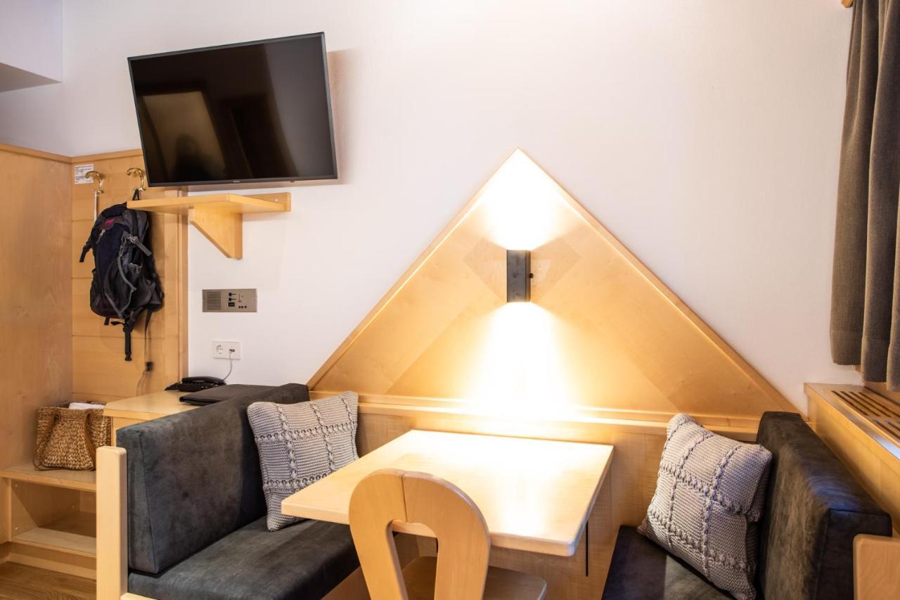 Aktiv- Und Wellnesshotel Traube- Post Curon Venosta Esterno foto